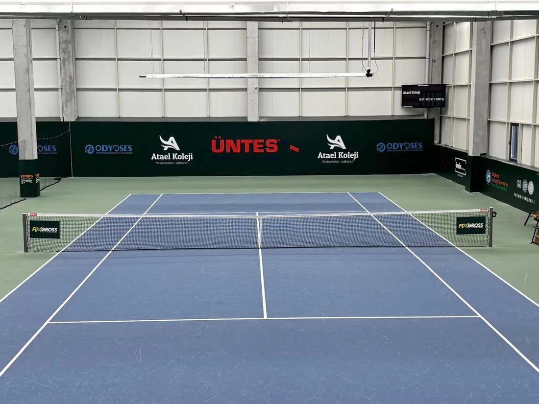 Kapital Tenis Kulübü kapalı kortunda çocuk tenis okulu
