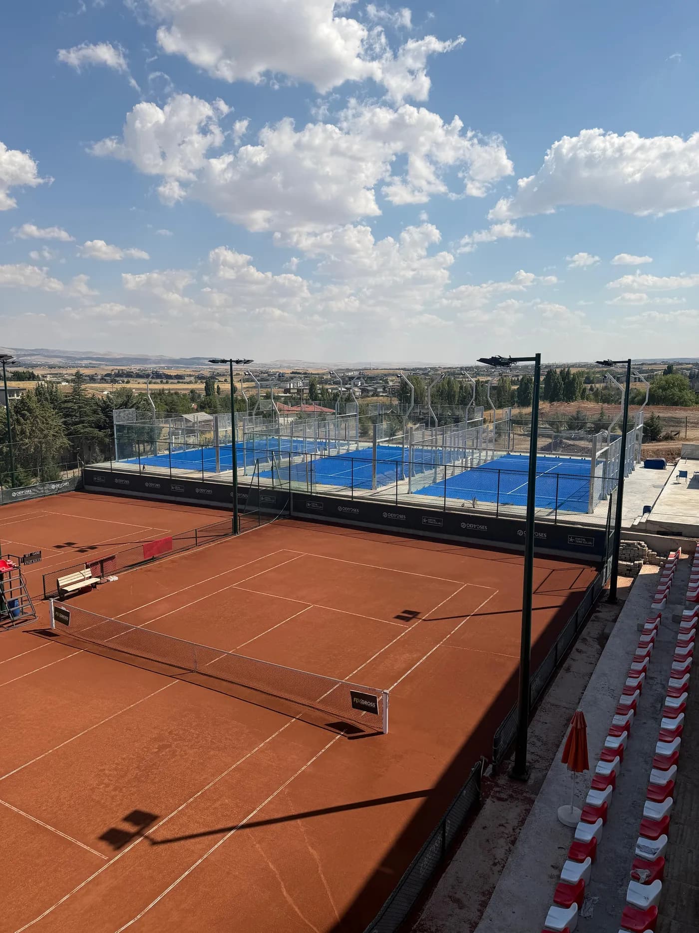 Kapital Tenis Kulübü toprak kortu ve yanındaki padel kortları